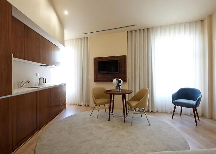 Signature Os Terceiros Hotel *